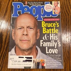 People Magazine - April 18 2022 - Bruce Willis - Chris Rock   women’s magazines